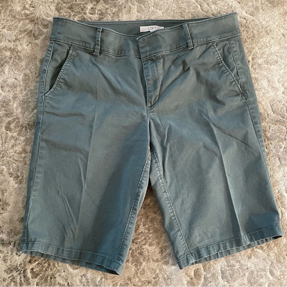 Loft women’s shorts khaki green size 12, 4 pockets, eye and hook, zipper closure